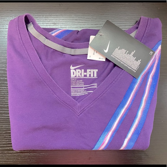 NWT Nike T-Shirt SMALL - Picture 1 of 3